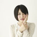 歯が痛いのはどうして？虫歯に激痛がはしる原因と一時的な対処法