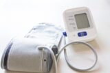 血圧計は腕と手首どっちのタイプがおすすめ？ 購入する際のポイントや正しい測り方を紹介！