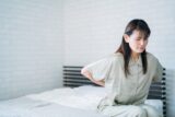 「腰椎圧迫骨折」とは？症状・原因・予防法についても解説！