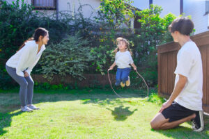 子どもが縄跳びを上手くとべない原因は？ 練習方法のコツを作業療法士が解説！