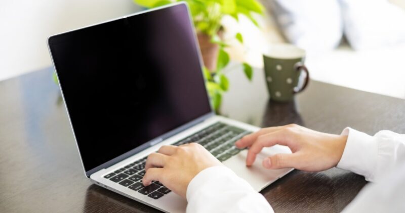 パソコンを触る人