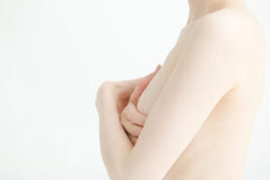 「豊胸手術」は分かる？ バレる？ 医師が自然に仕上がるバストアップ法を解説