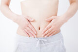 「へそのゴマ」は放置しても大丈夫？ 正しいケア方法や注意点を医師が解説