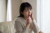 歯の痛み・腫れが出た時の応急処置のポイントを歯科医が解説 すぐに歯医者に行けない時はどうしたらいい？ NG行為は？