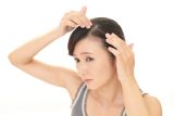「女性のこめかみが薄毛」になる原因はご存知ですか？対策や目立たない髪型も解説！