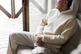 高齢者の認知症リスク 1日10時間以上座っていると増加