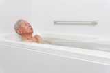 【専門家解説】高齢者のお風呂・入浴介助で気を付けたい注意点や対策方法は？