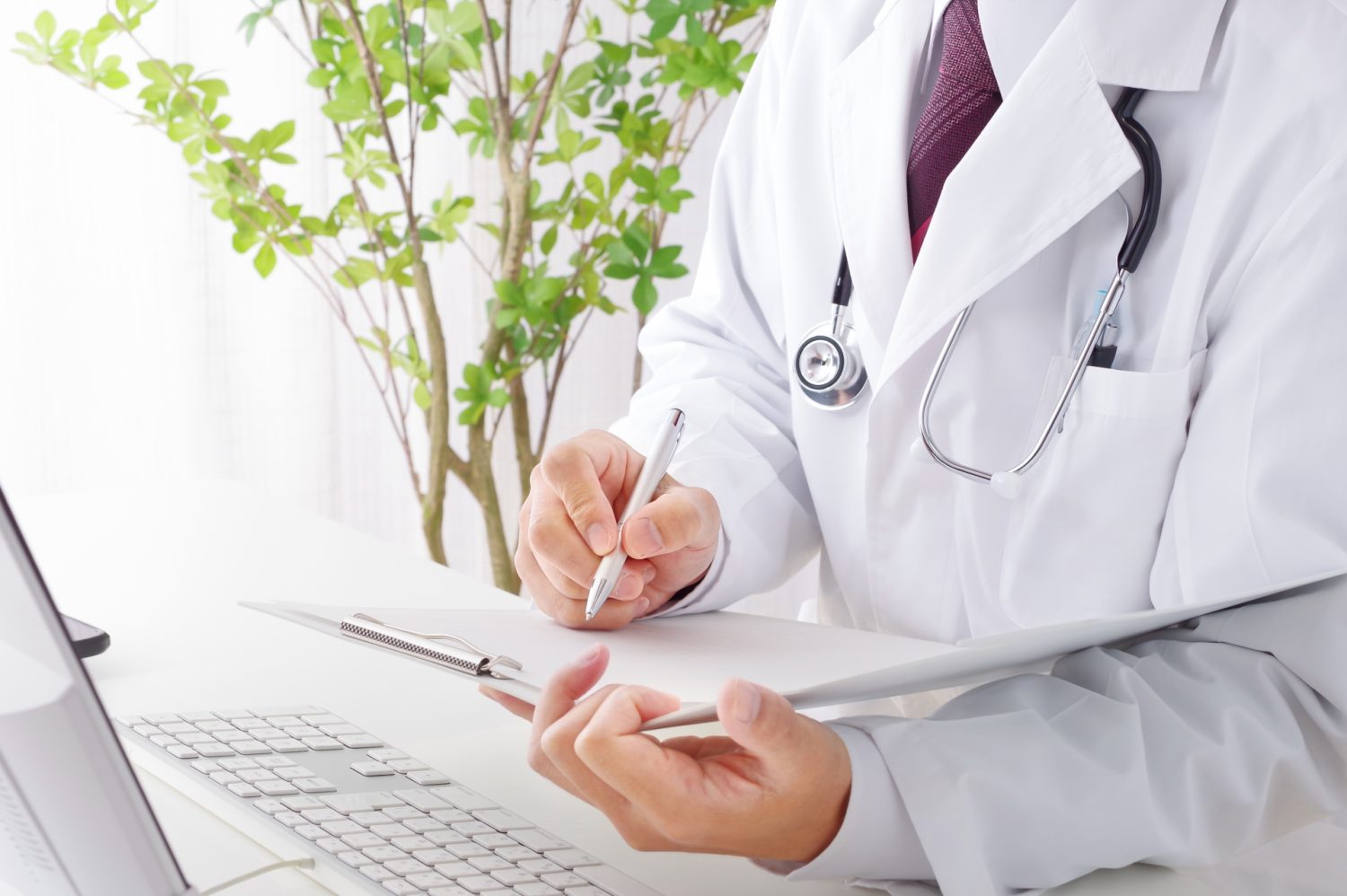 診察をする男性医師