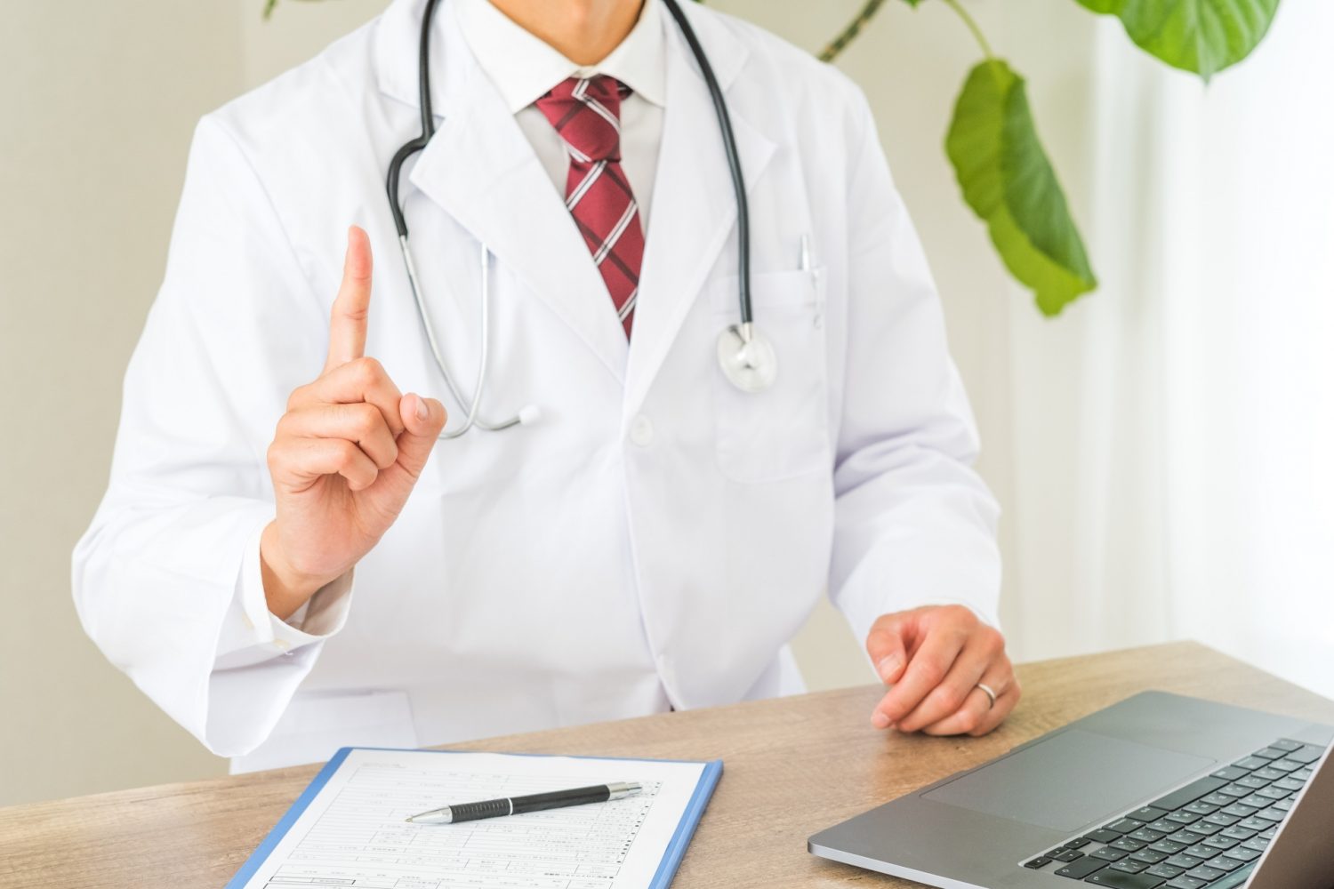 人差し指を立てるお医者さん