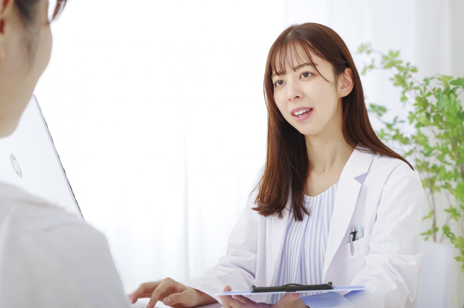 患者の相談を聞く女性医師