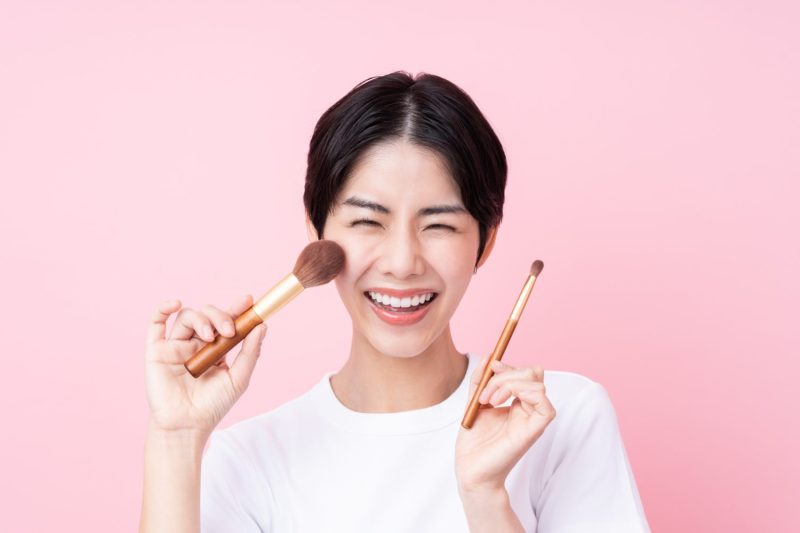 メイクをする女性