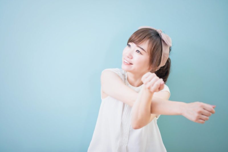 ストレッチをする女性