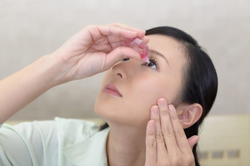 目薬を使う女性