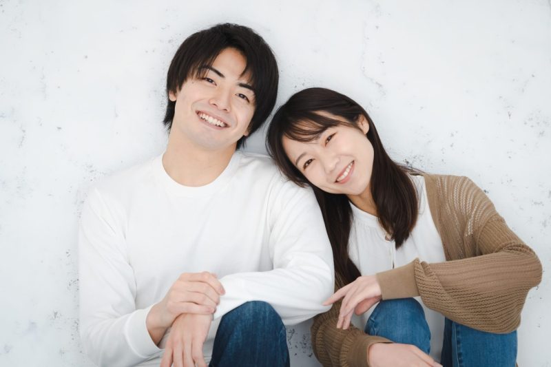 笑顔で寄り添うカップル
