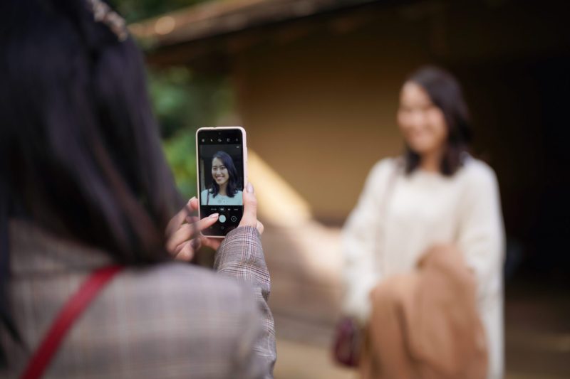 スマホで撮影する女性