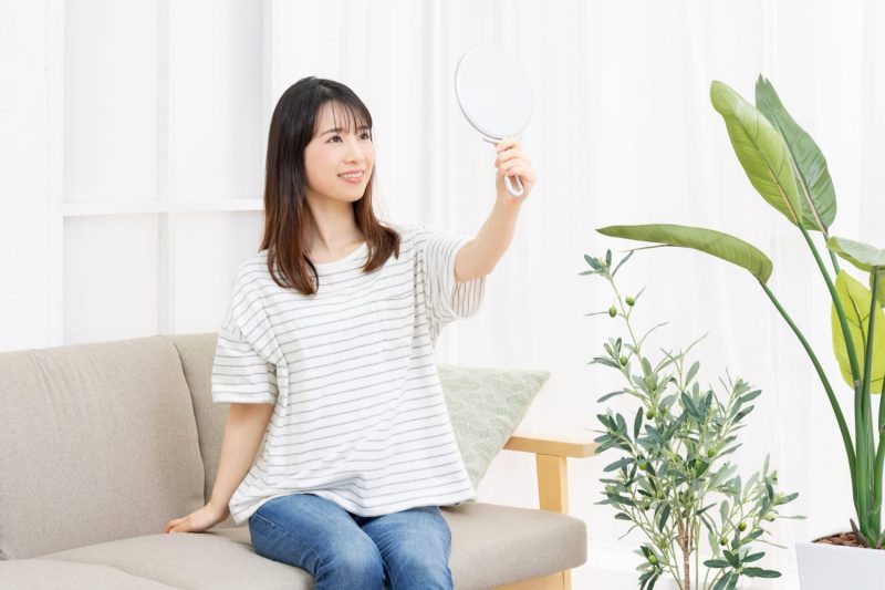 手鏡を見る女性