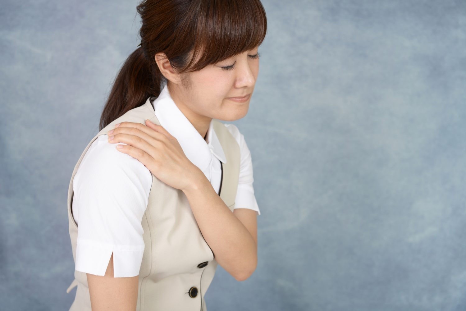 女性　肩こり