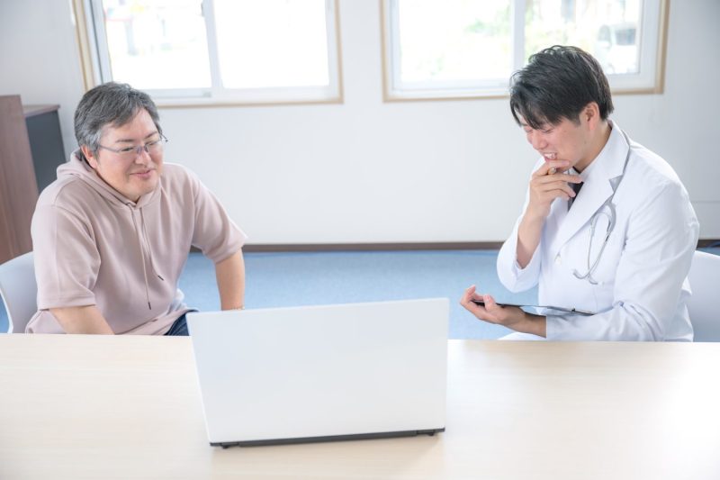 診察する男性と医師