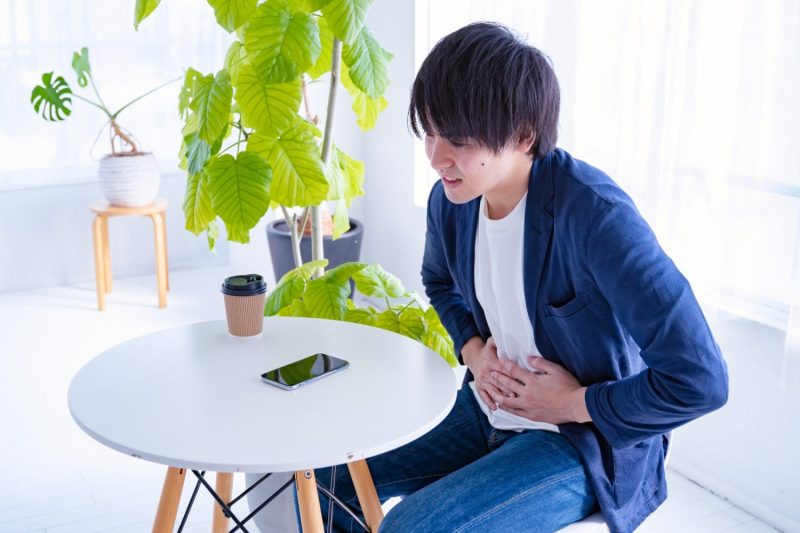 腹痛で苦しい男性