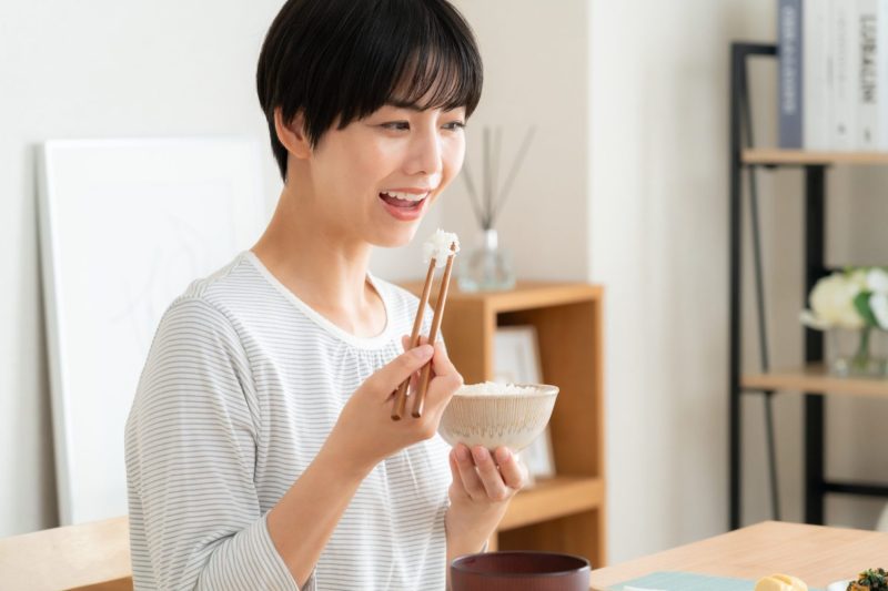 食事をする若い女性