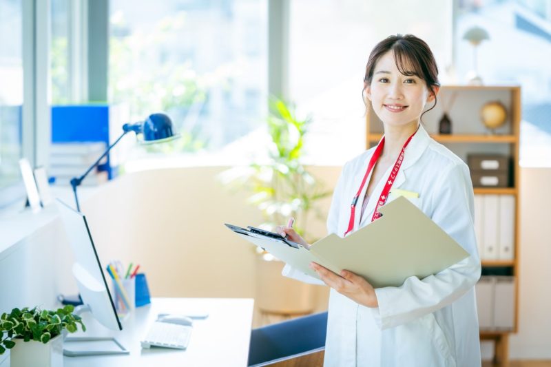診療するドクター