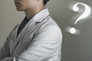 「眼科医はICLをやらない説」のウソ・ホント ICLのリスクや合併症、受ける上での注意点を解説