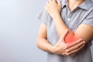 繰り返す「肘の痛み」を根本から改善する！ 治療法を整形外科医が徹底解説！