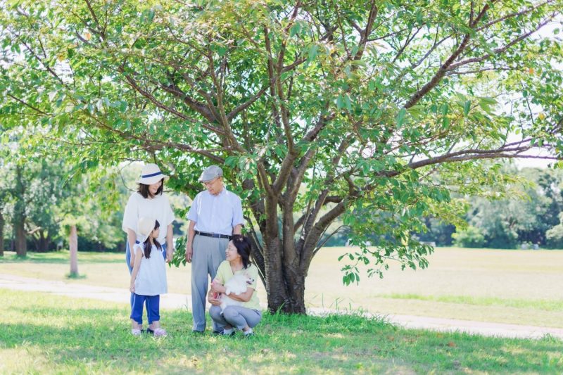 外で遊ぶ幸せな家族