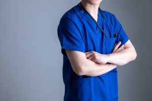 インプラントの名医の選び方｜歯科医師・歯科医院選びのポイントを解説