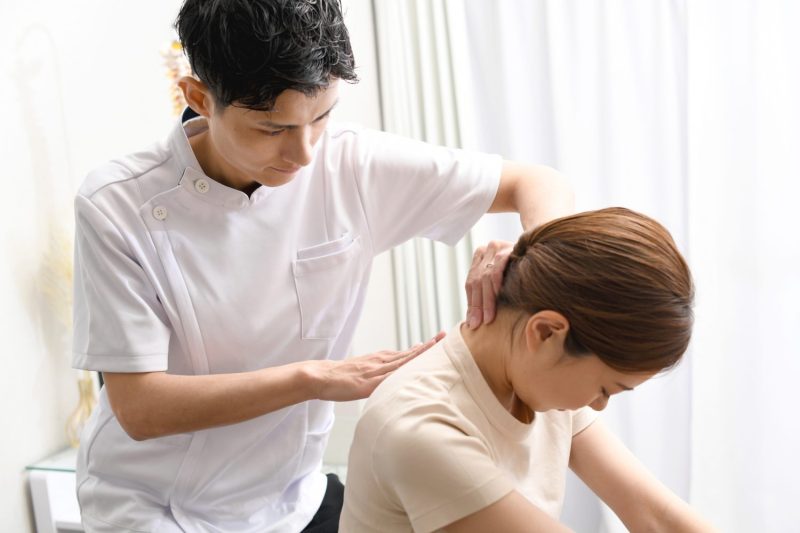 スマホ首の治療法と簡単にできるストレッチ