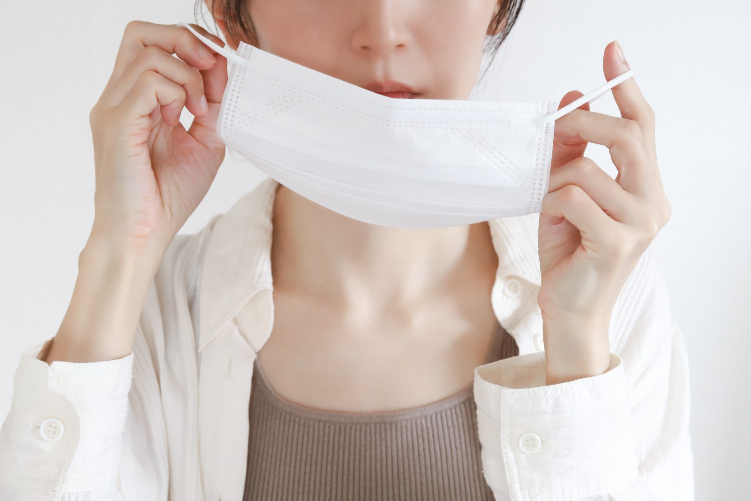 マスクをつける女性