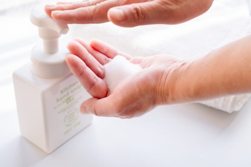 石鹸で手を洗う