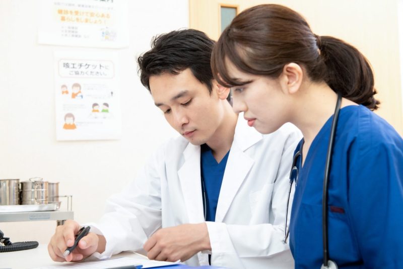 並んで座る医者