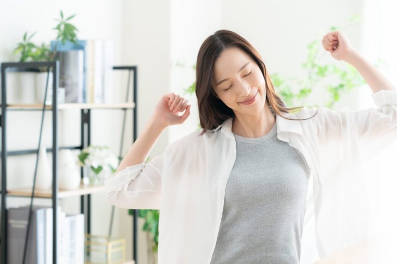 ストレッチをする若い女性