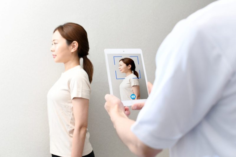 スマホ首の予防と正しい姿勢のチェック方法