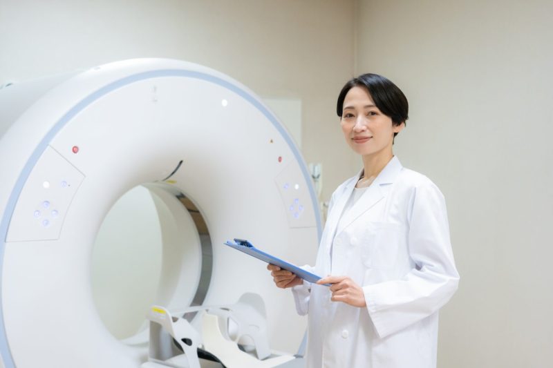 検査装置と女性