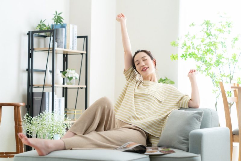 伸びをする女性