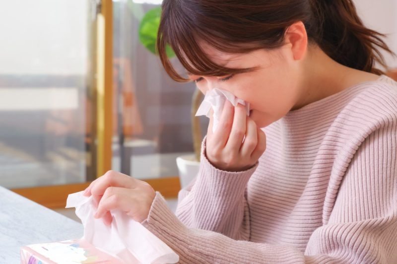 鼻をかむ女性