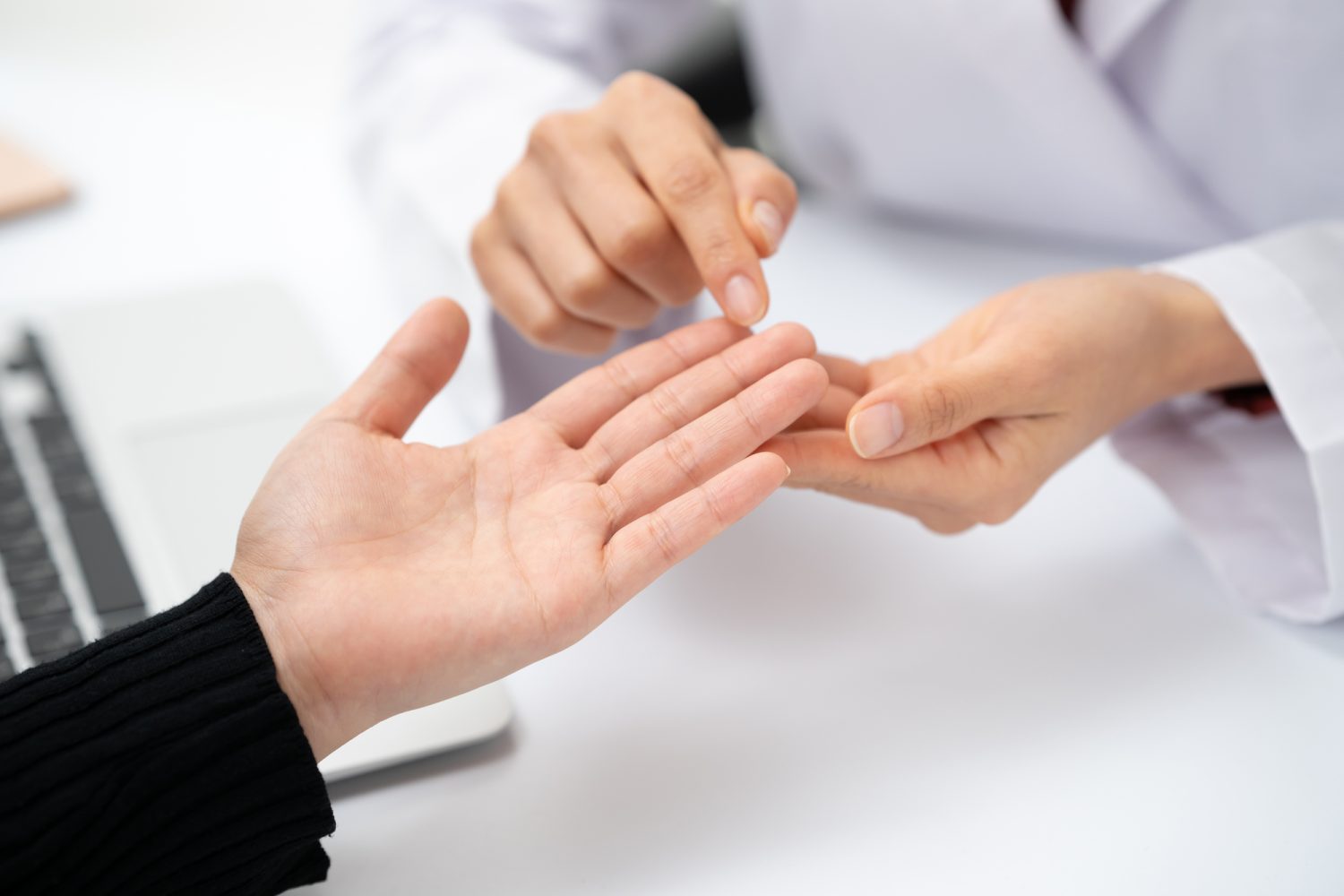 腱鞘炎の症状とは? 放置するとどのようなリスクがあるのか?