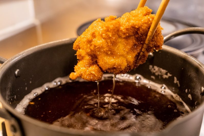 揚げ物をする