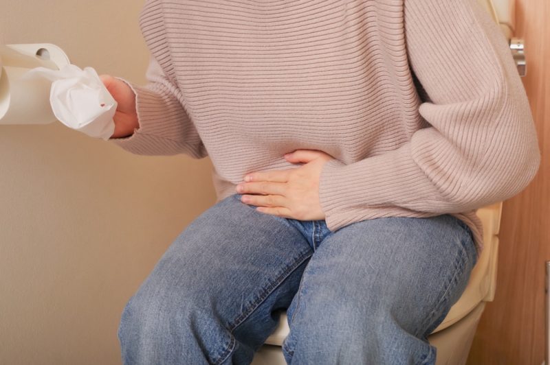 腹痛でトイレに行く人