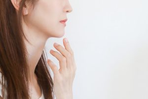 縫わない人中短縮とは？歯から口元を整えるラミネートベニアについて解説