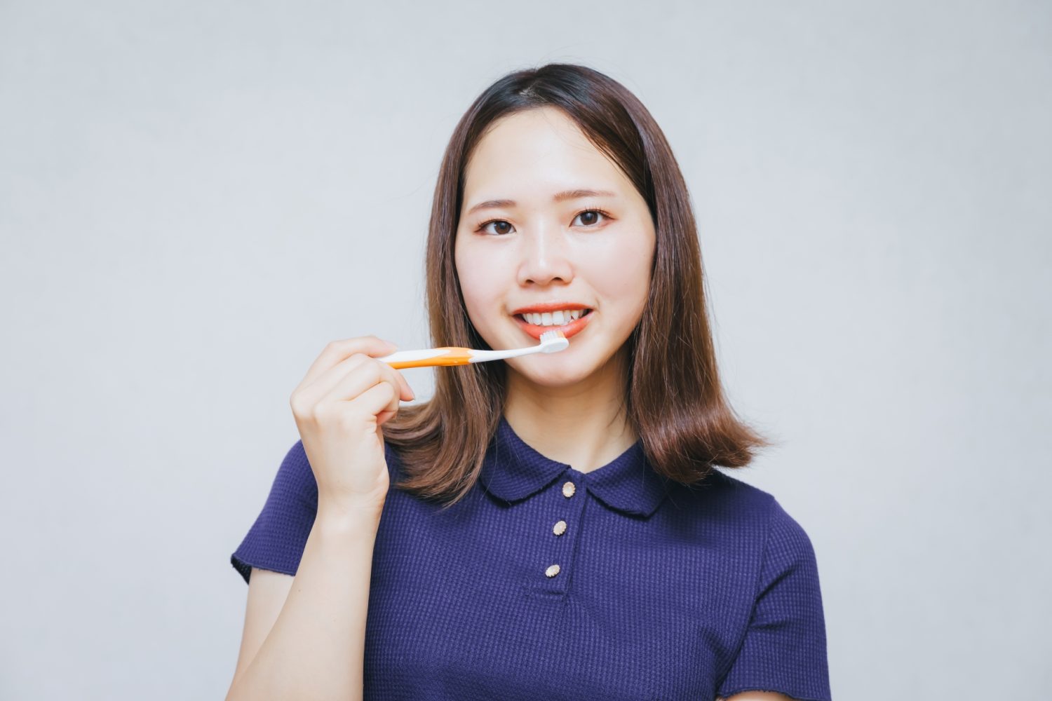 歯ブラシで歯を磨く女性