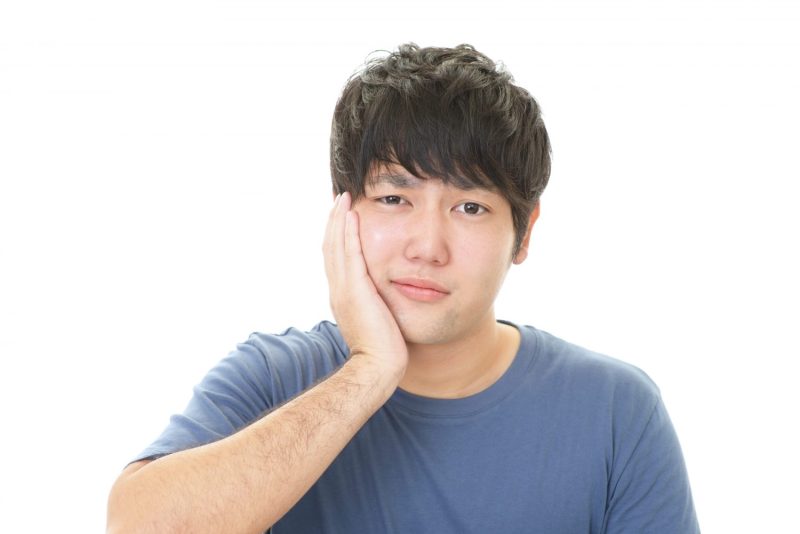 歯が痛い男性