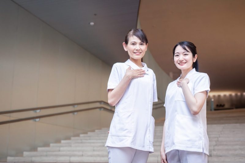 階段に立つ二人の歯科衛生士