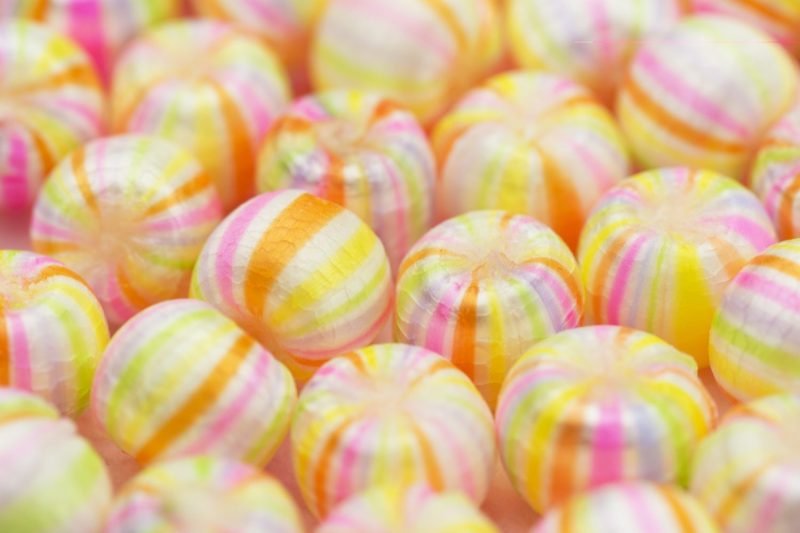 マウスピース型矯正中は飴を食べられる？装着したまま飲食するリスクと食事の注意点