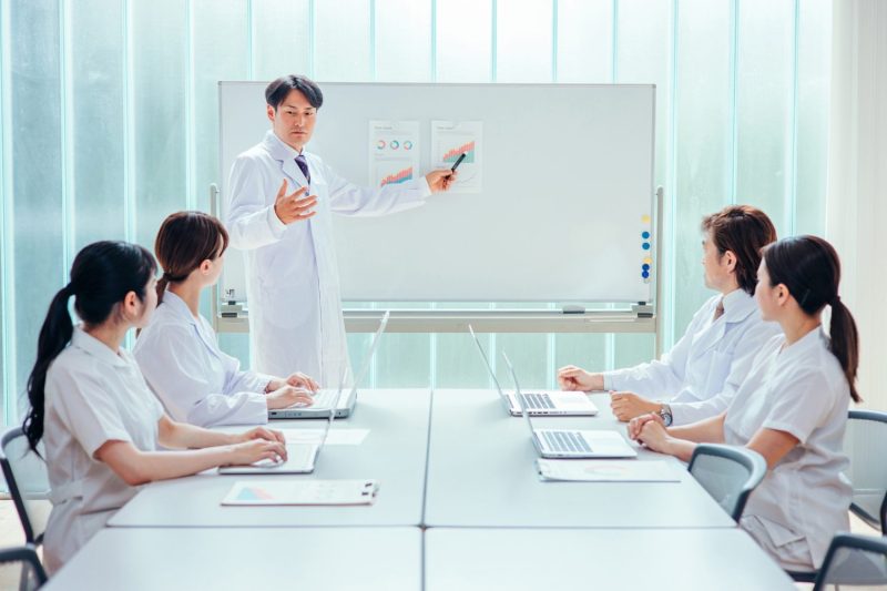 会議する医療従事者の男女