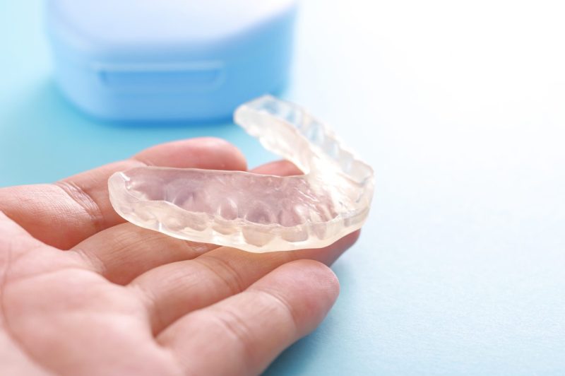 マウスピースを持つ手元