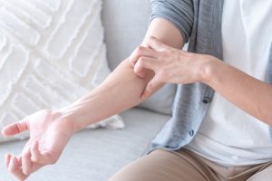 アトピー治療は塗る時代から点滴へ？アトピーの基本から新しい治療法まで徹底解説