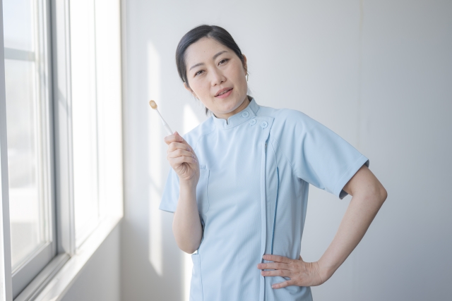 歯ブラシを持つ女性